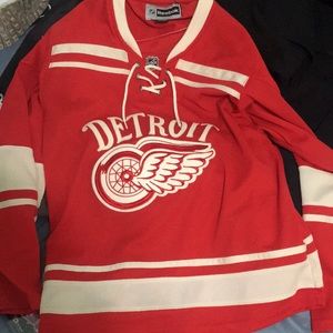 I’m selling a brand new reebok size men XL Detroit red wings jersey for just 60$